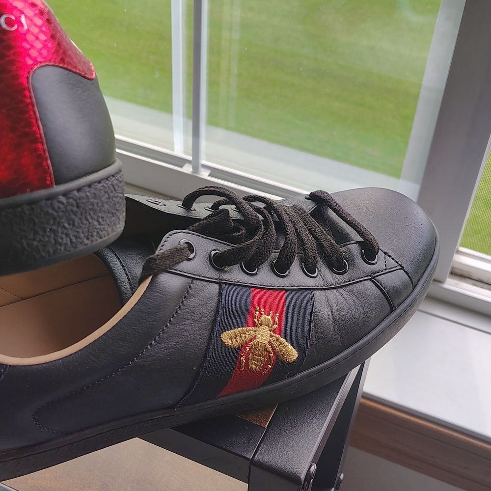 Gucci Black and Red Bee Embroidered Sneakers - Picture 2 of 7